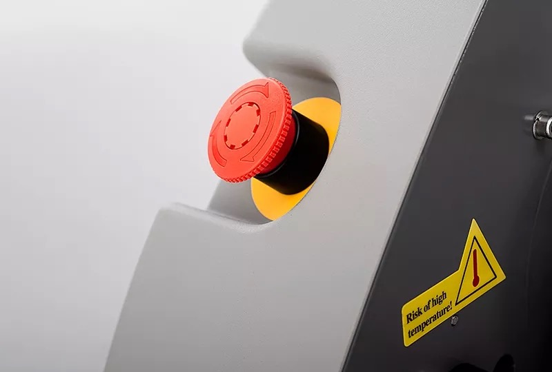 Notknopf und Lichtschranke für eine sichere Arbeitsumgebung